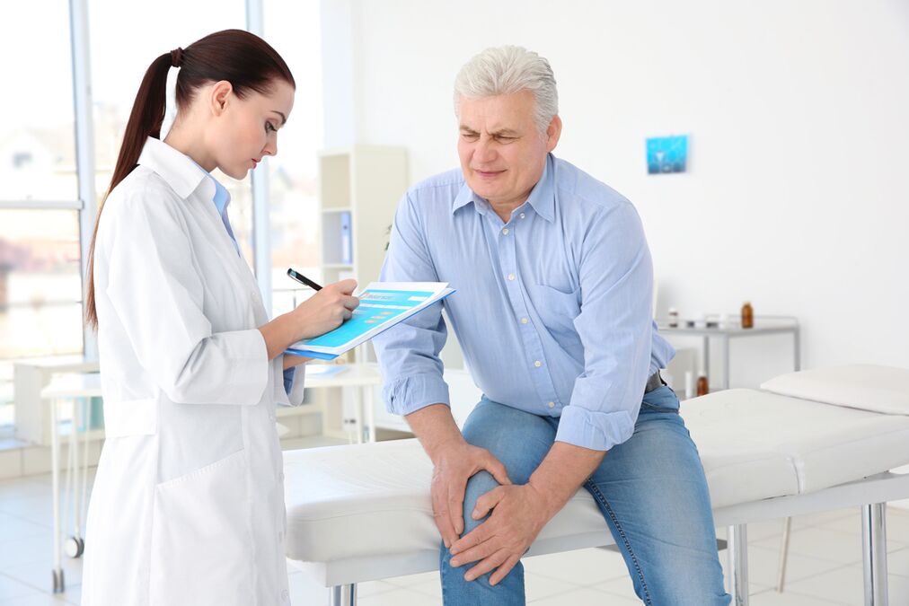 Un médico prescribe un tratamiento para un paciente con osteoartritis de la articulación de la rodilla